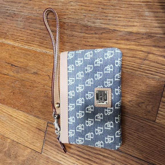 Dooney & Burke Grey and cream wristlet. Measurements in pictures - Picture 1 of 6